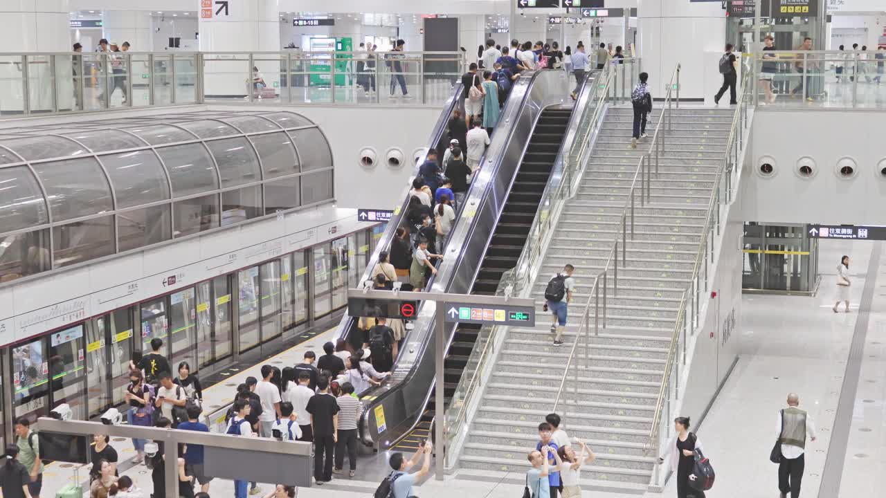 繁忙的捷运平台视频下载