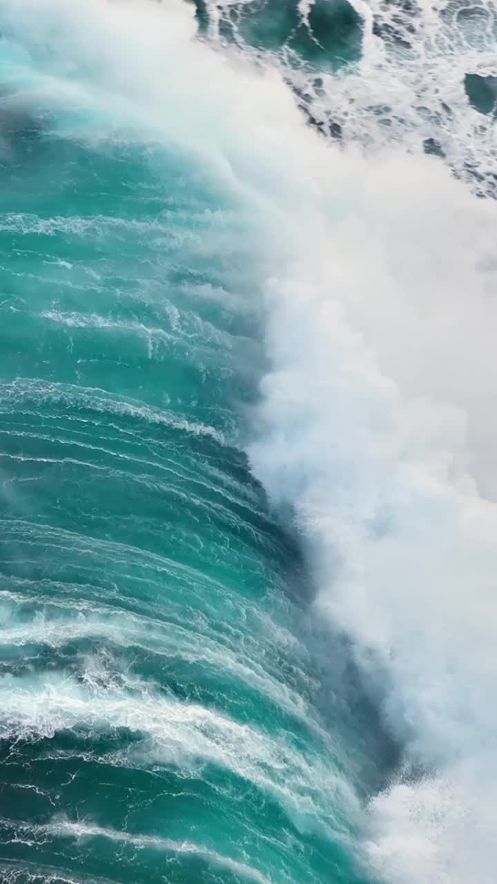 高品质的垂直慢动作拍摄的海洋或海洋冲浪与白色泡沫。巨大的海浪冲击着大西洋的开阔水域视频素材