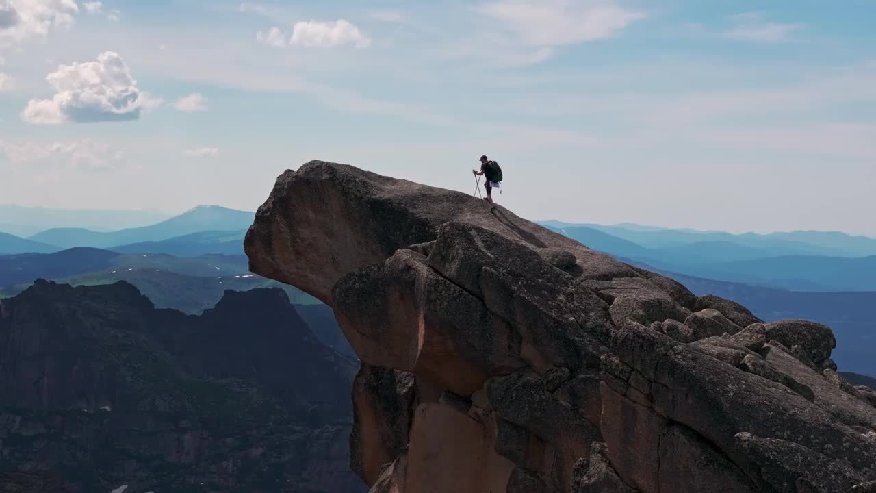 夏天在山顶徒步旅行和拍照视频素材