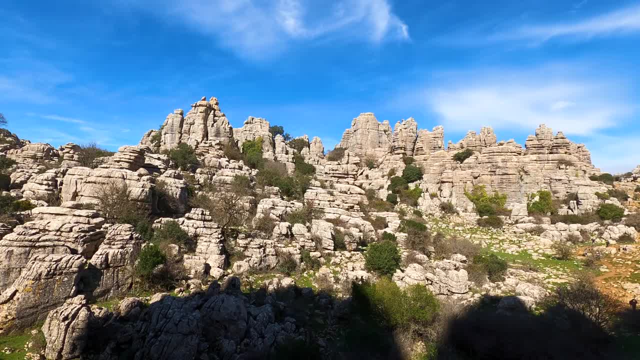 在Torcal de Antequerra国家公园徒步旅行视频素材