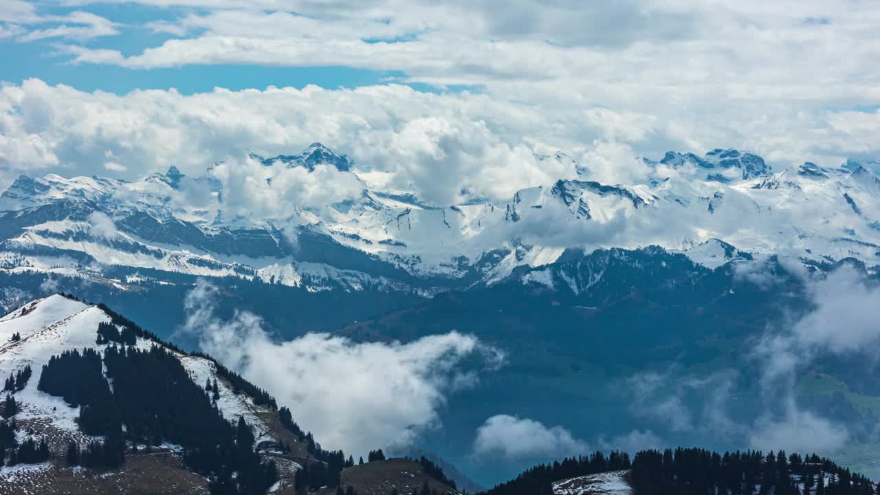 时光流逝，山间云舞。冬季山地景观。Rigi山上的景色视频素材