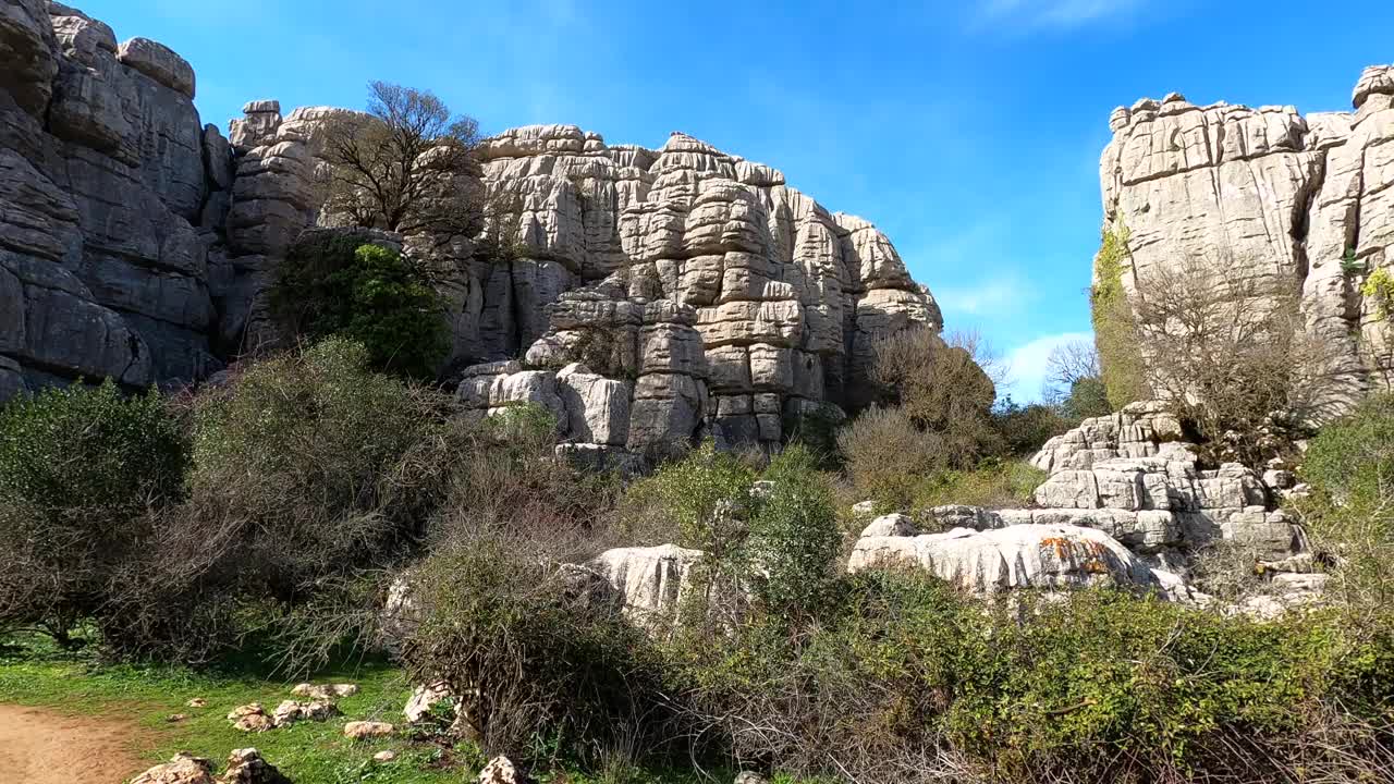 在Torcal de Antequerra国家公园徒步旅行视频素材