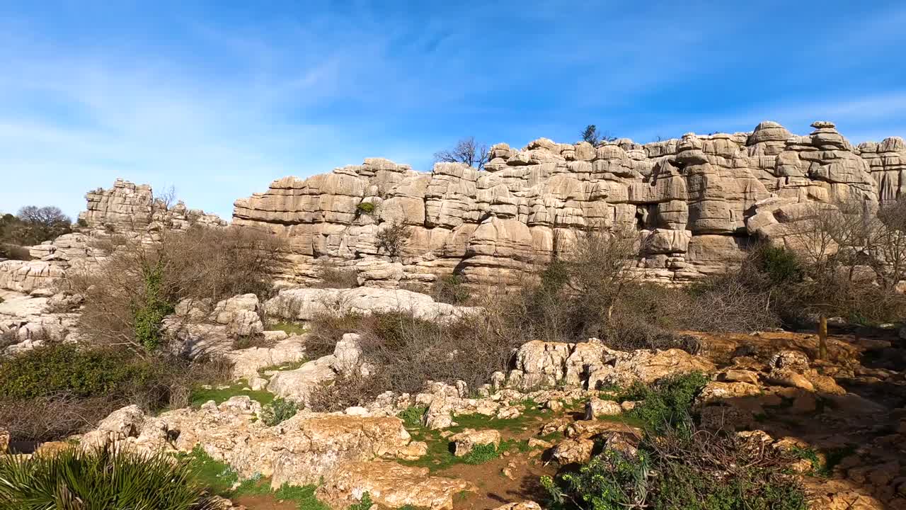 在Torcal de Antequerra国家公园徒步旅行视频素材