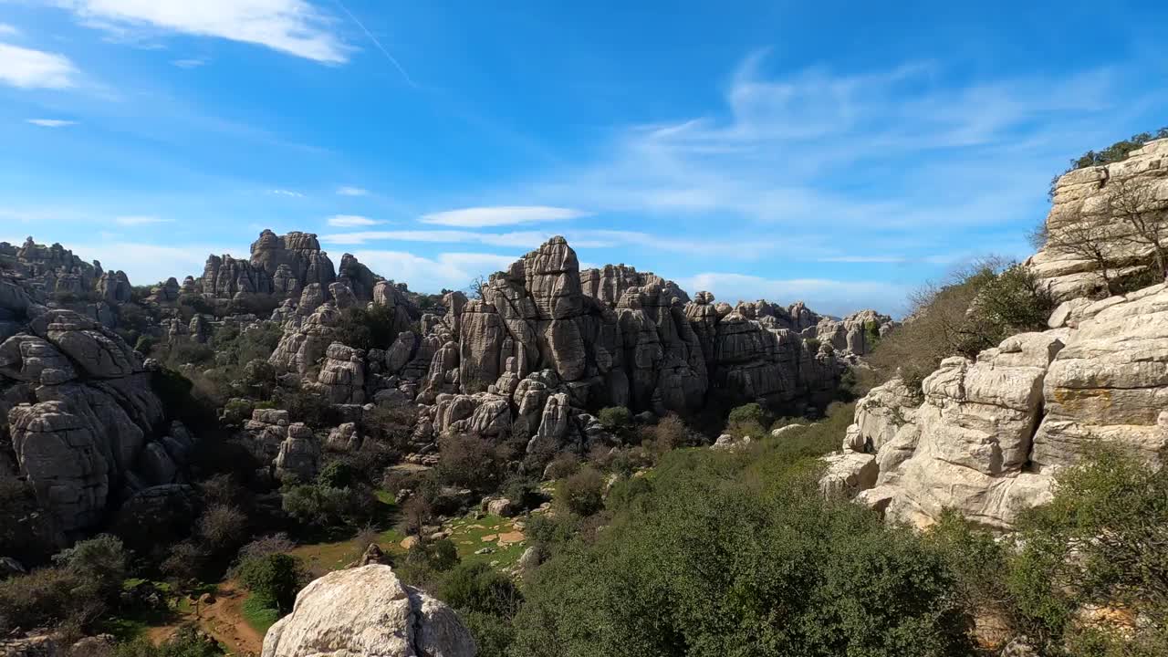 在Torcal de Antequerra国家公园徒步旅行视频素材