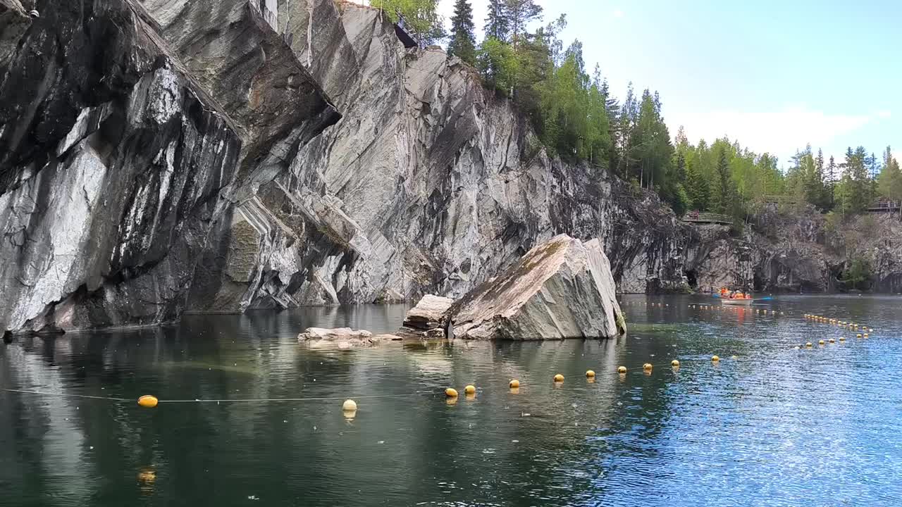 鲁斯卡拉，大理石峡谷，绿松石水，岩石，湖泊，树木，石头，水面，野生自然，俯瞰高视频素材