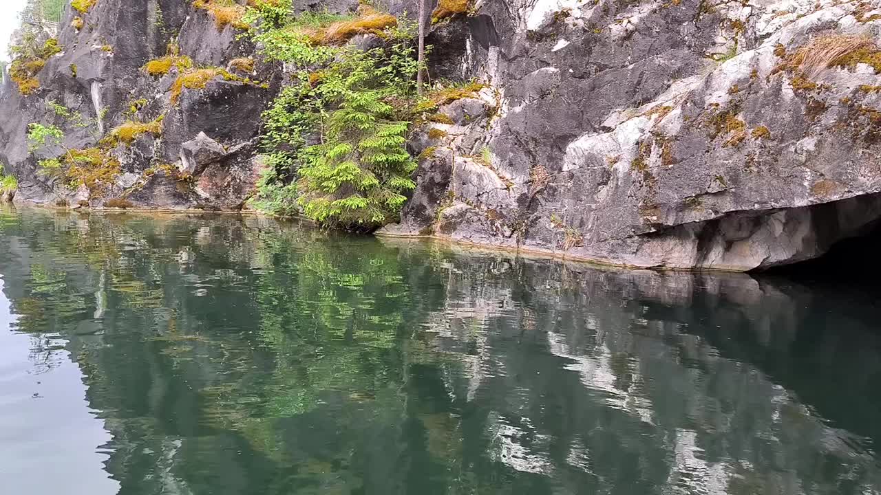 鲁斯卡拉，大理石峡谷，绿松石水，岩石，湖泊，树木，石头，水面，野生自然，俯瞰高视频素材