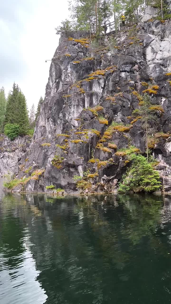 鲁斯卡拉，大理石峡谷，绿松石水，岩石，湖泊，树木，石头，水面，野生自然，俯瞰高视频素材