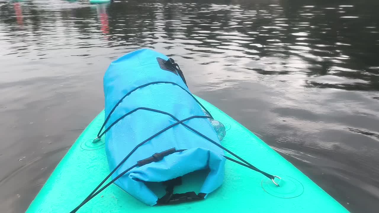 水上碗柜上有湖、河、海旅游用防水袋，水面优美，自然风光视频素材