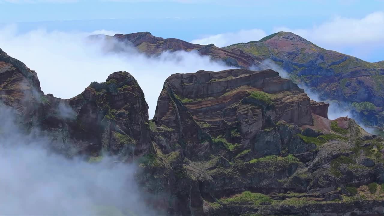 在葡萄牙马德拉的Pico Ruivo上，令人叹为观止的多云山脉景色视频素材