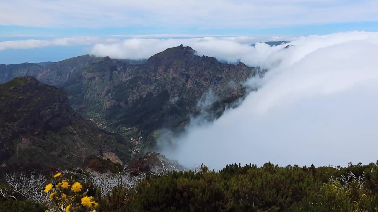 在葡萄牙马德拉的Pico Ruivo上，令人叹为观止的多云山脉景色视频素材