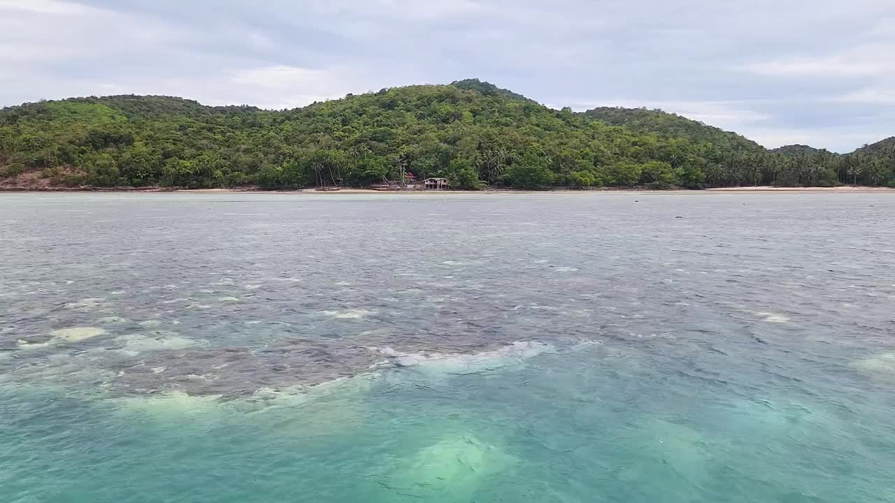 一个面临“珊瑚白化”危机的岛屿。视频下载