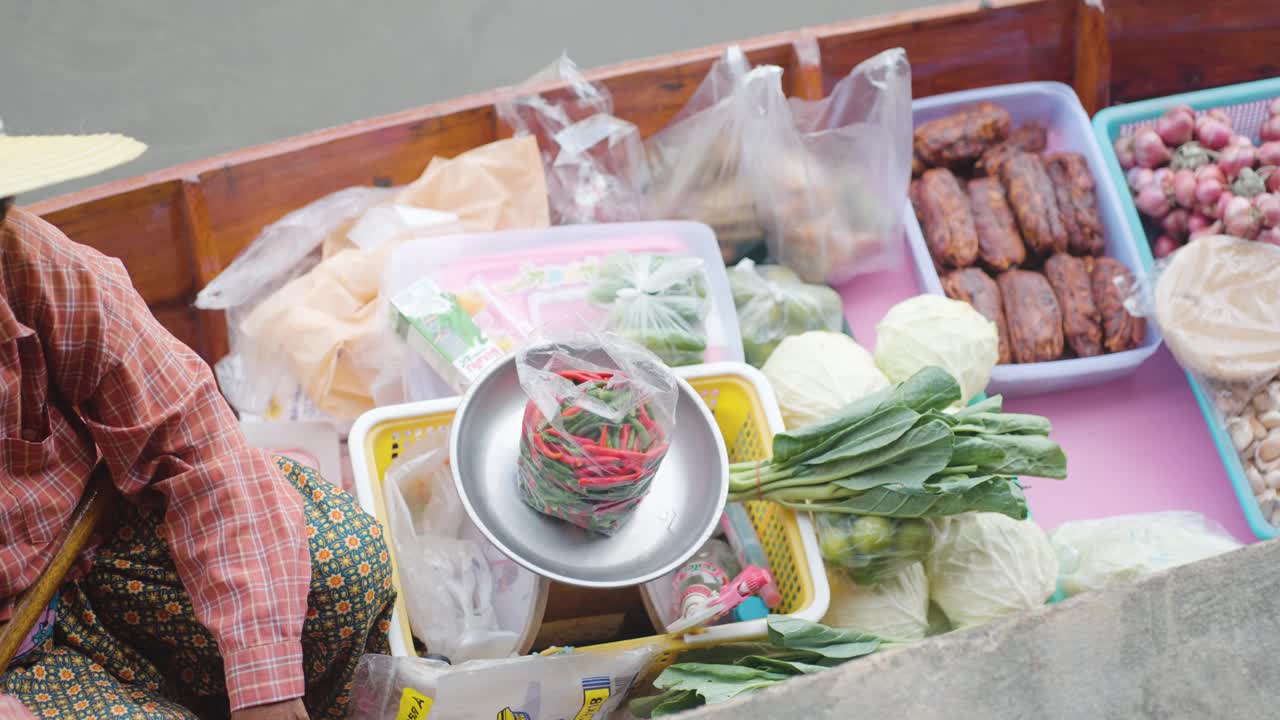 当地的食品和饮料出售木制渔船浮动市场观光旅游视频素材