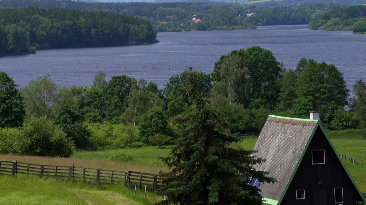 捷克共和国的草地全景和朝向埃格尔水库的乡村房屋视频下载