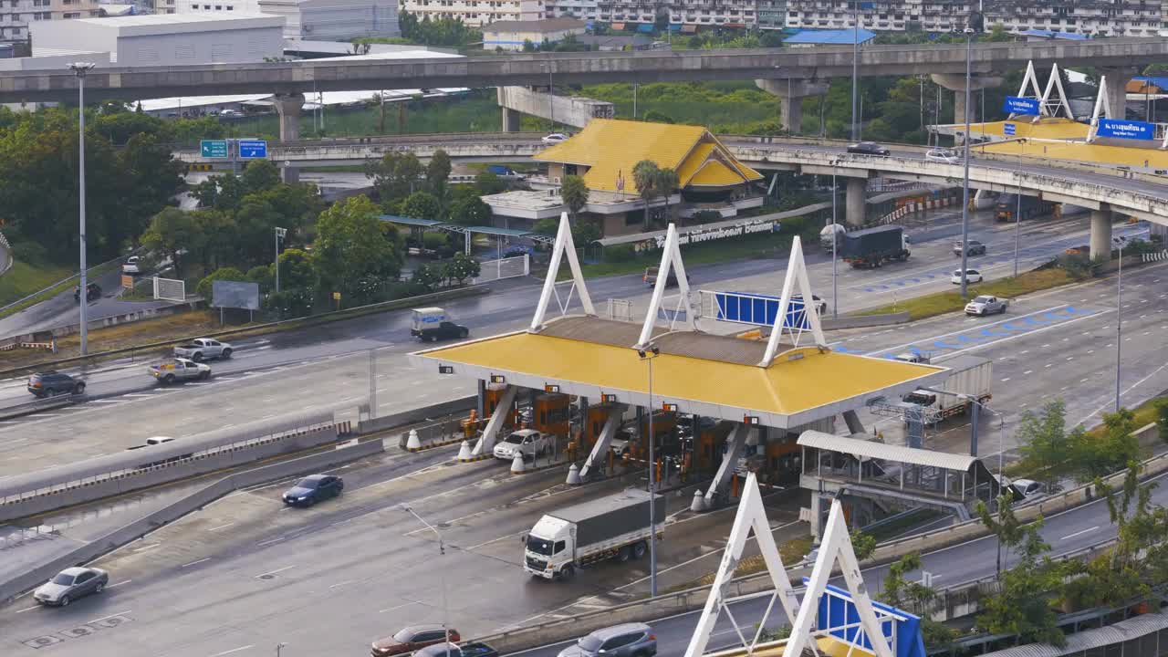 鸟瞰图城市交通枢纽道路与汽车车辆视频素材