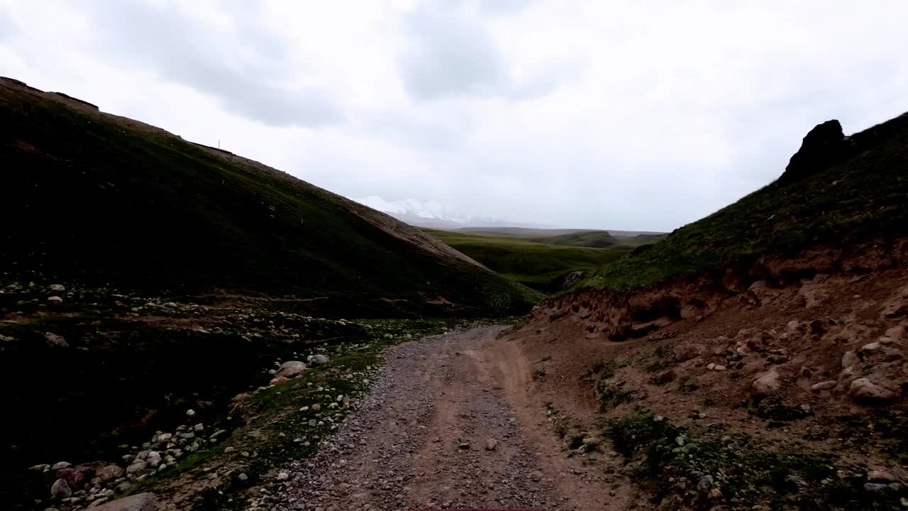 雨前多云的山景。在河边的泥泞和岩石小径上航行视频素材