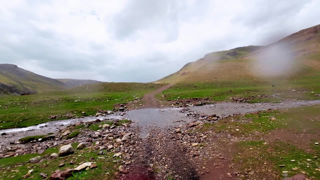 山上的雨。用浅滩渡过山河视频素材