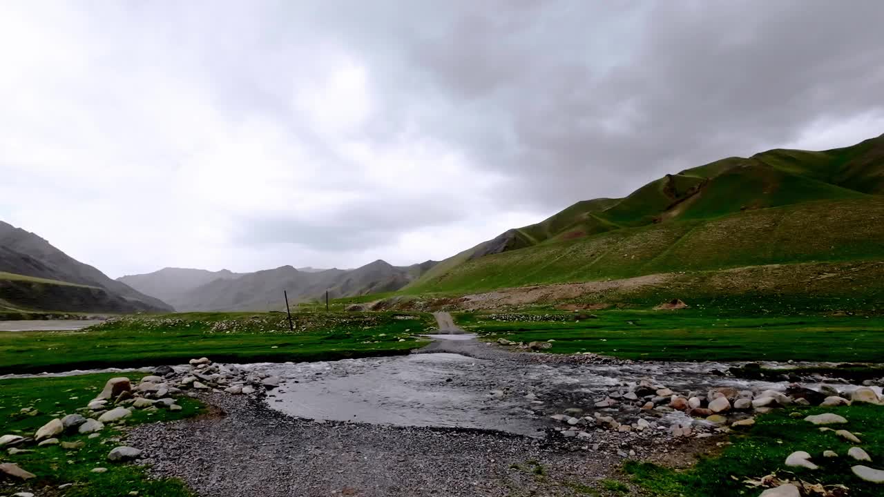 小雨时，用浅滩渡山河视频素材