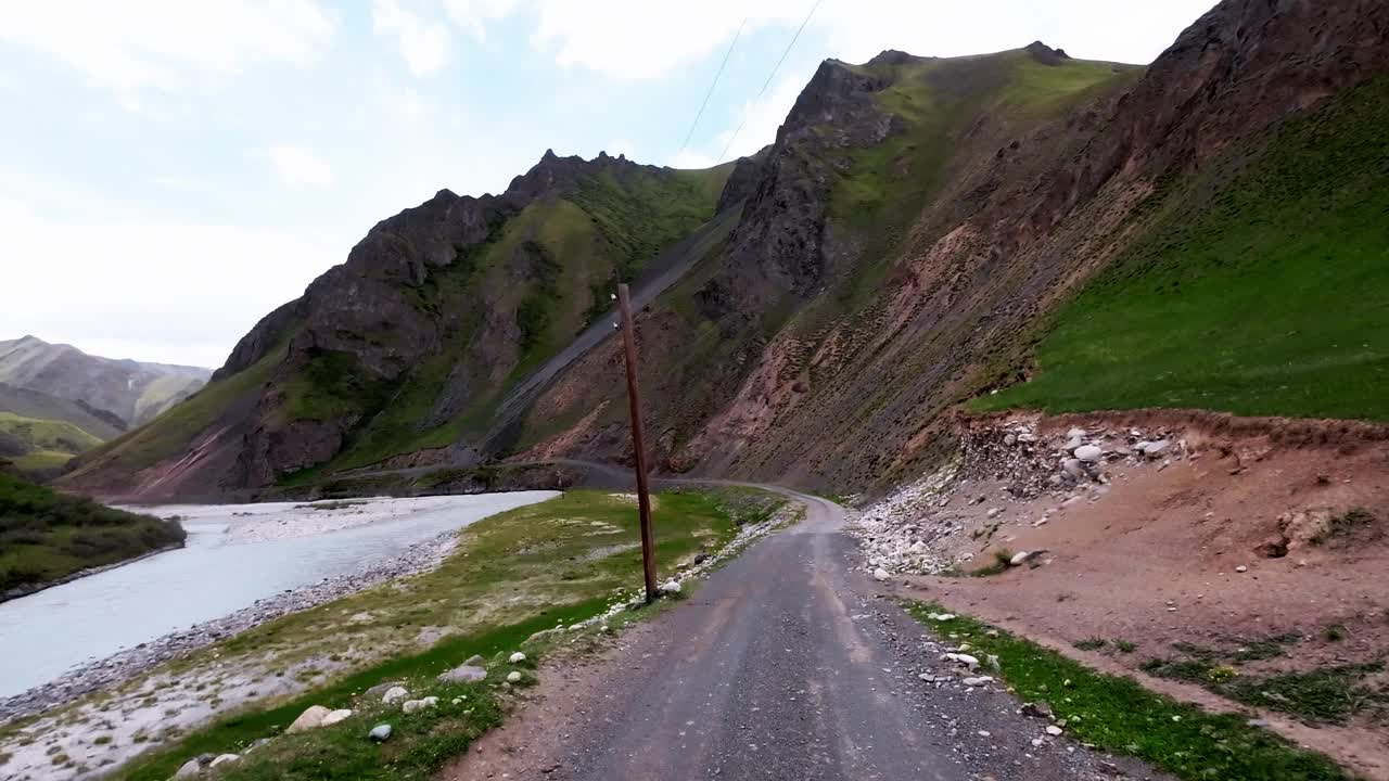 在河流和山坡之间狭窄的弯道上航行视频素材