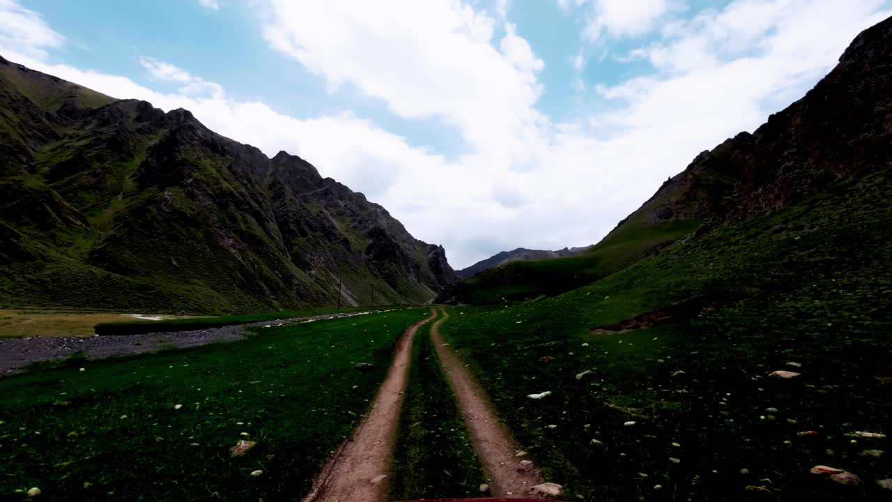 开放的山河谷内的绿色景观，周围的山脉在阴雨天气视频素材