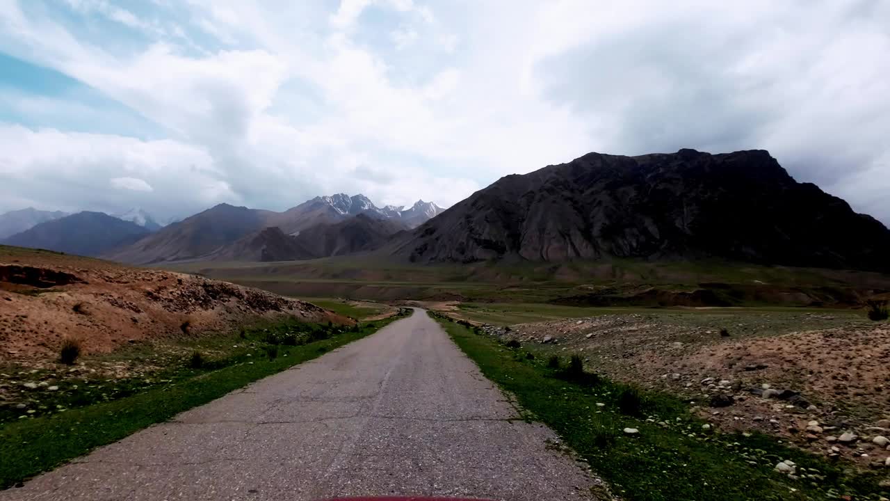 在苍穹下，沿着风景秀丽的峡谷旁古老的小路旅行视频素材