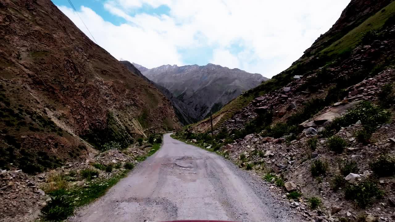 多云天空下美丽的峡谷。在老旧的柏油路上旅行视频素材