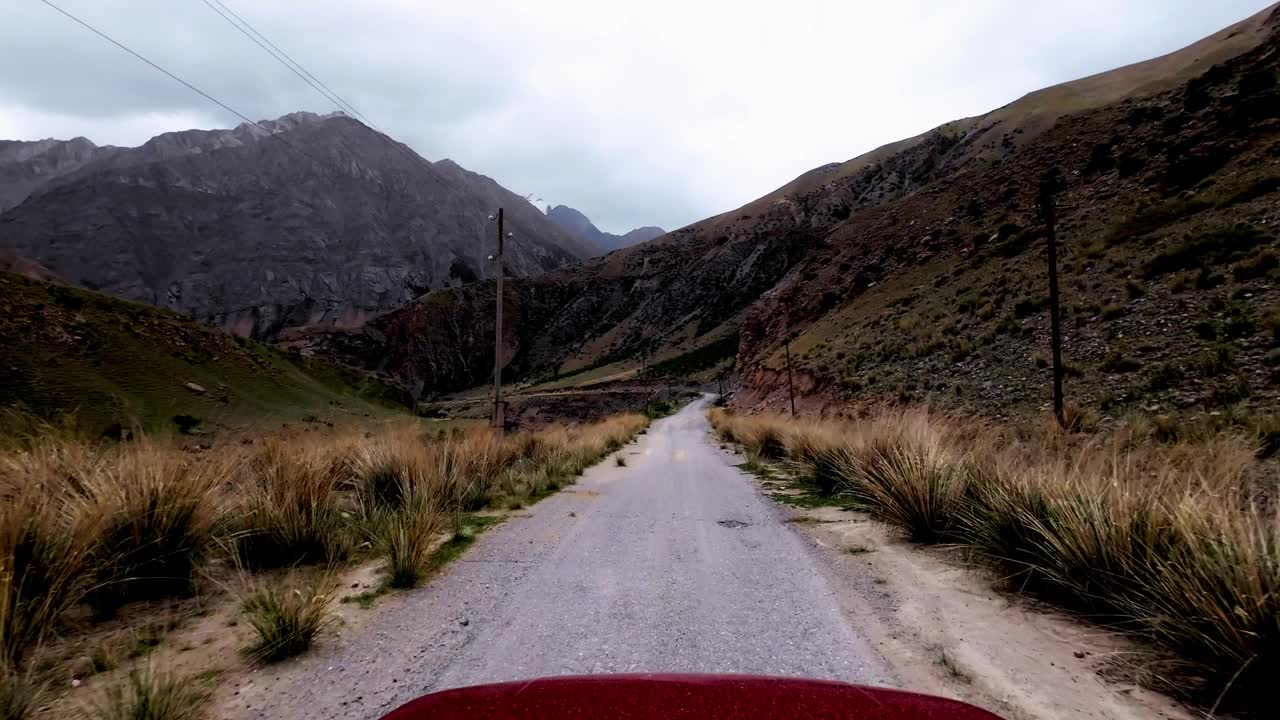 在美丽的天空下，沿着风景如画的峡谷行驶在古老的柏油路上视频素材