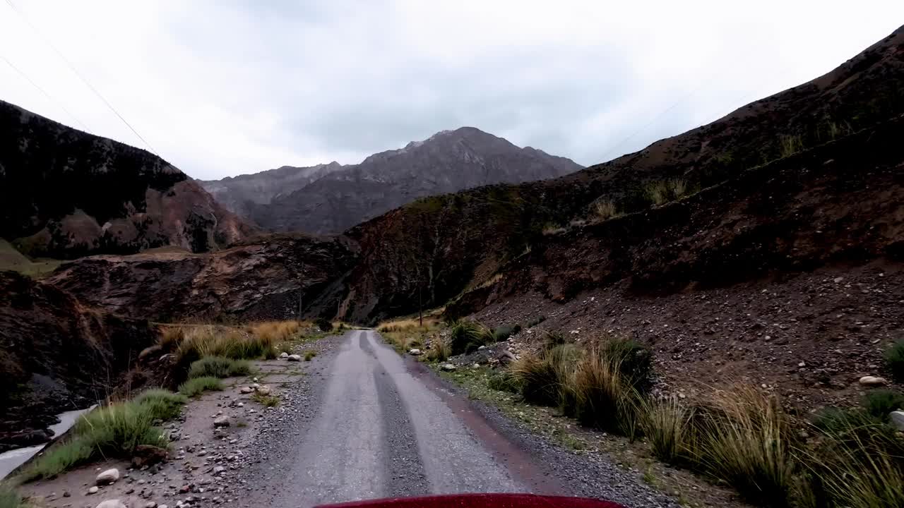 沿着古老的柏油路，沿着风景秀丽的峡谷，在壮观的天空下旅行视频素材