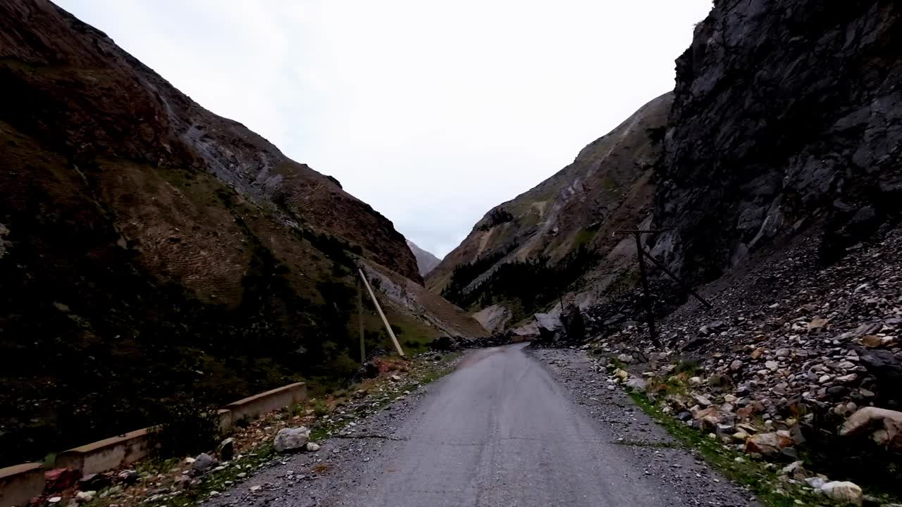 陡峭的峡谷和挖进山中的土路视频素材