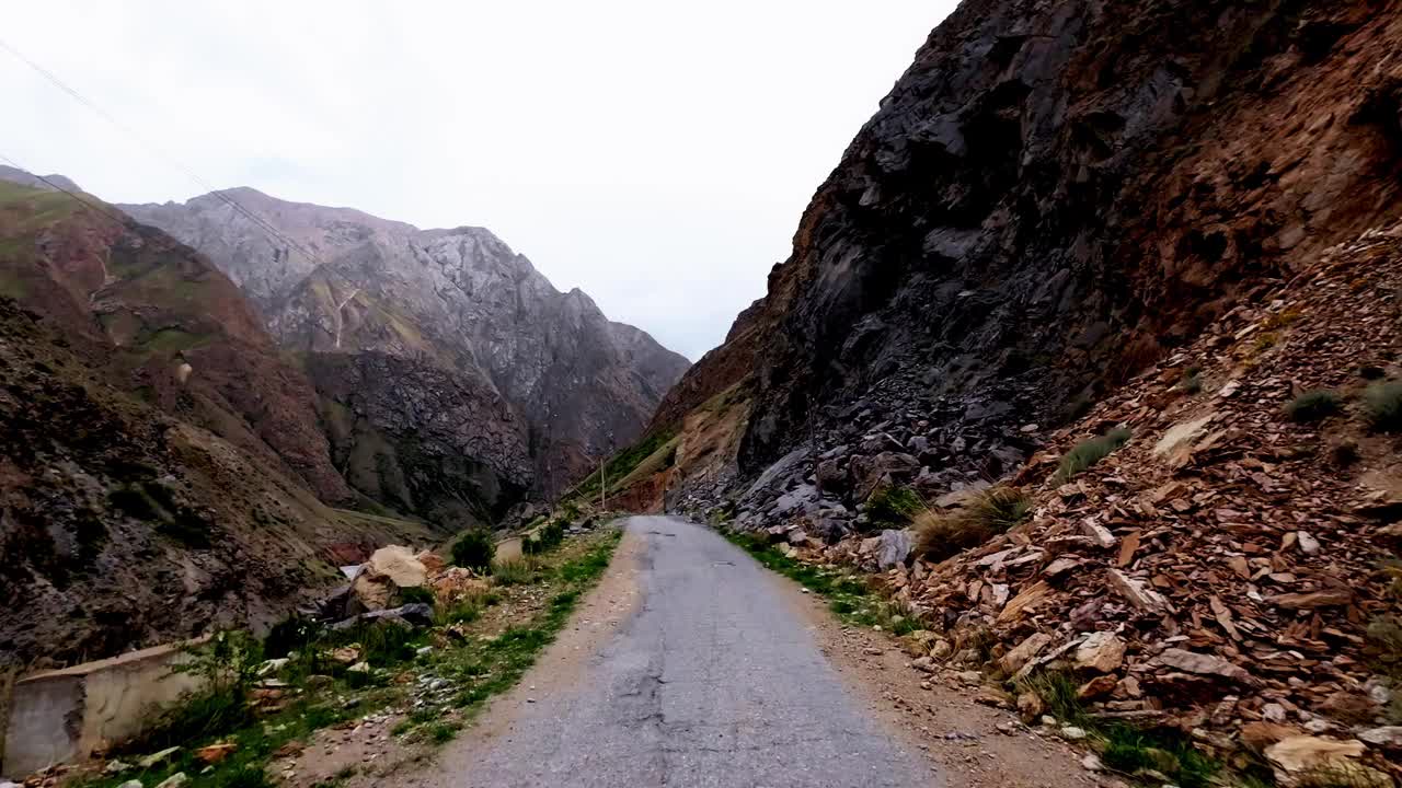 岩石峡谷，土路切入山腰视频素材