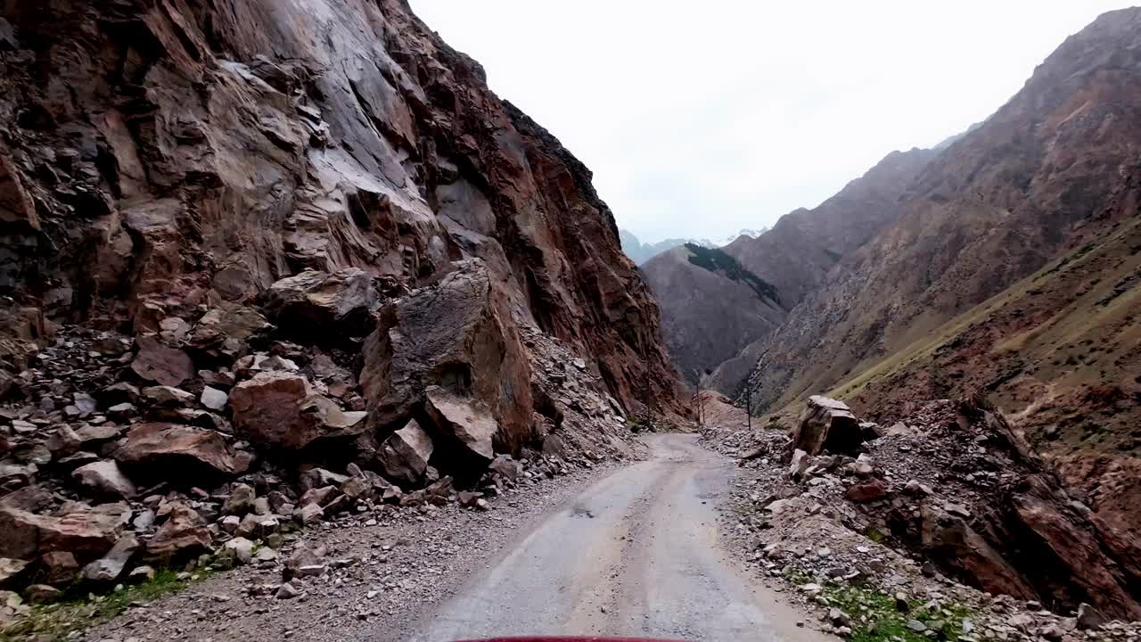 布满岩石的峡谷和从山上砍下来的土路视频素材