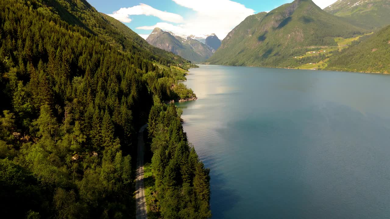 迷人的湖泊，山脉，原始的荒野，fjaerlandsjorden，挪威峡湾视频素材