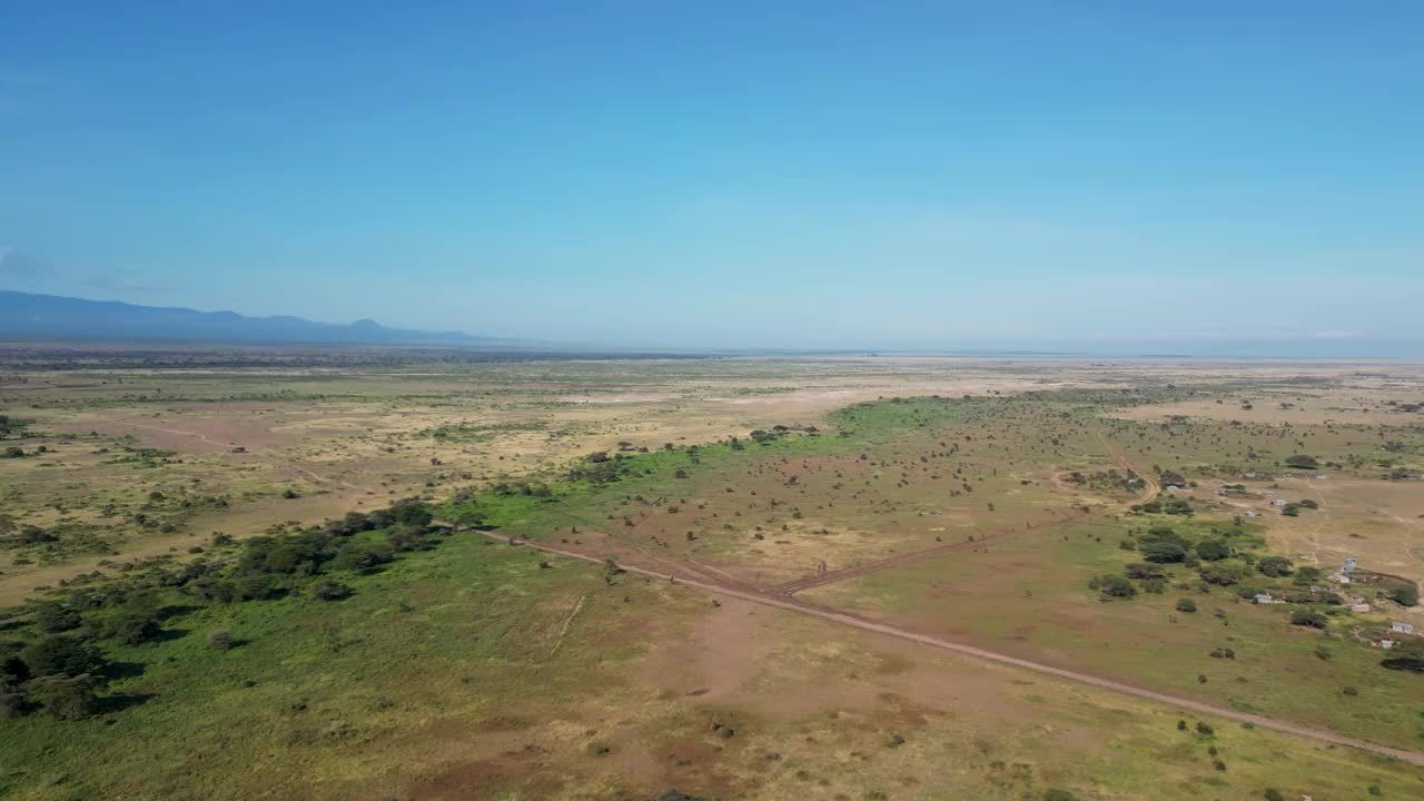 以乞力马扎罗山为背景的美丽非洲风景。肯尼亚。非洲。非洲大草原和乞力马扎罗山火山的美景视频下载