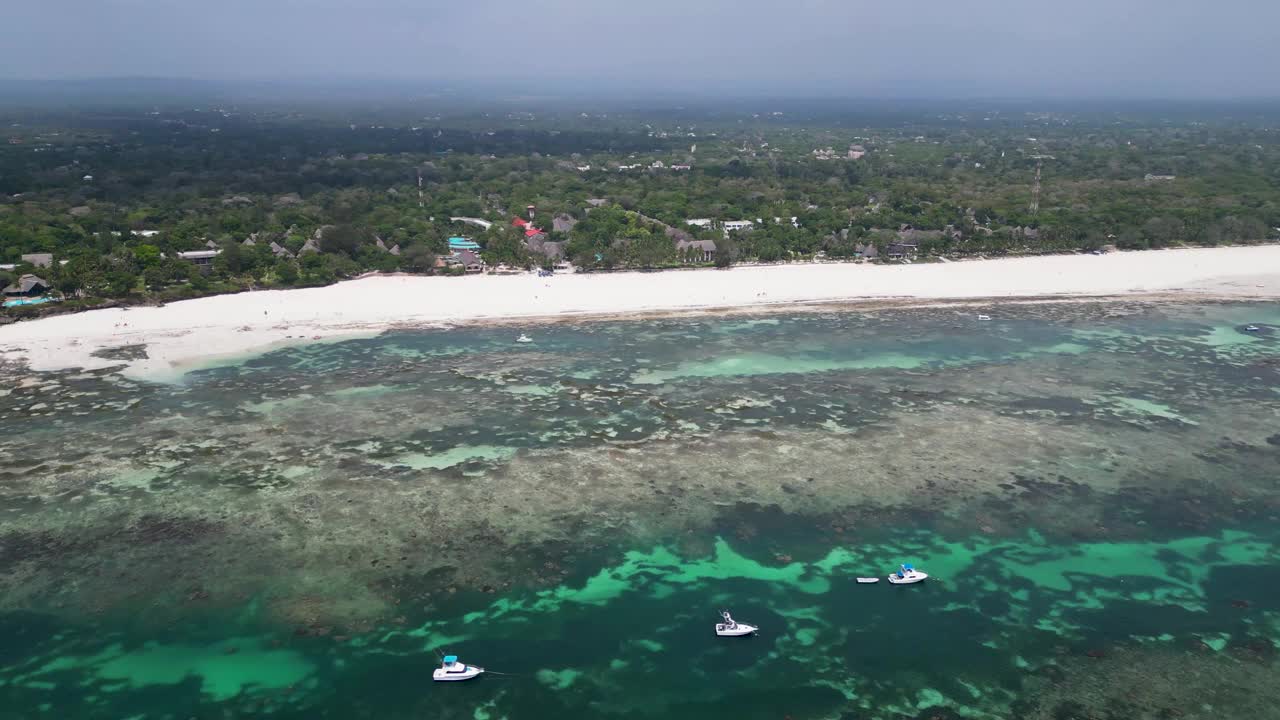 天堂海滩。空中俯瞰令人惊叹的自由海滩小白色沙滩与完美的自然。白浪打在岛周围的岩石上。绿林宁静。绿海，山水。视频下载