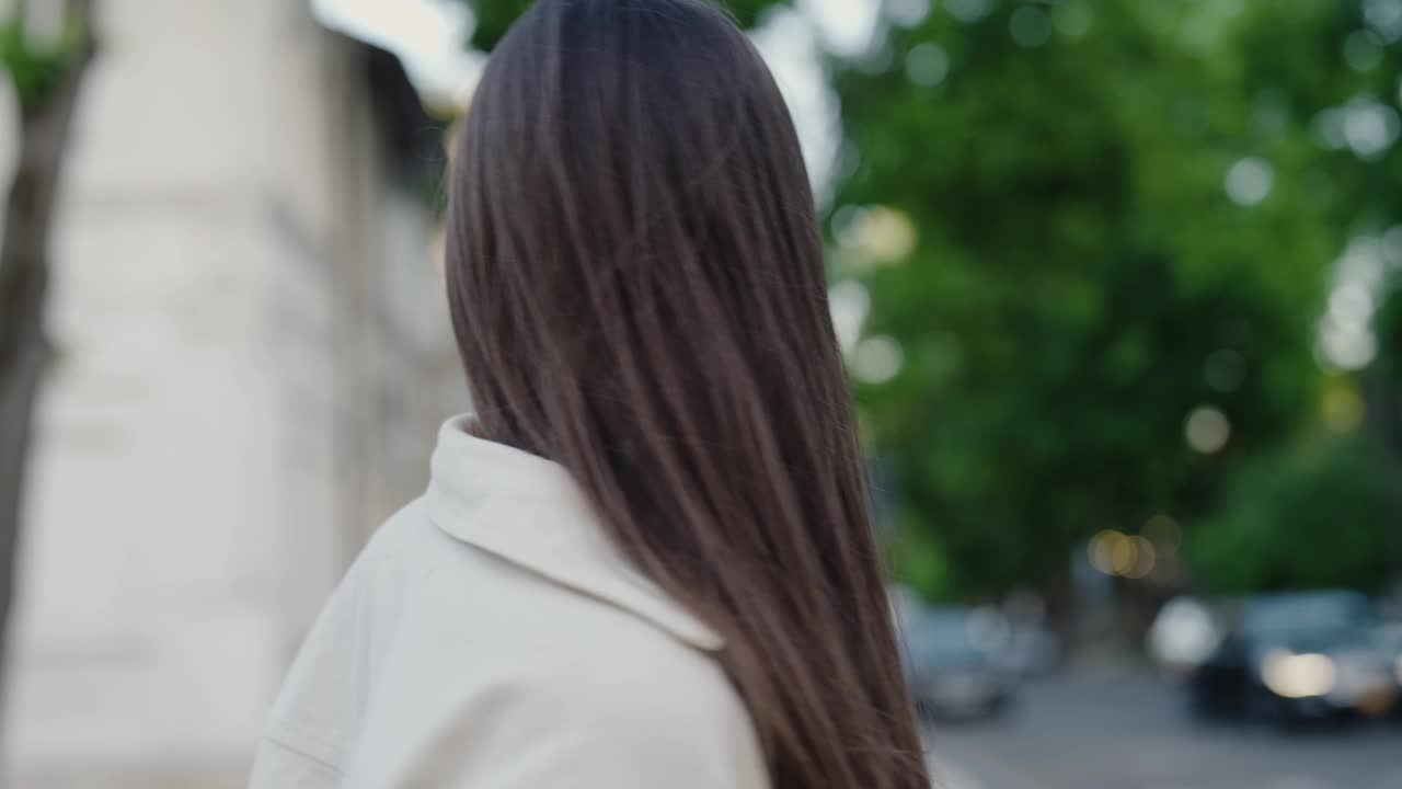 自信的年轻女子在城市户外摆姿势视频素材