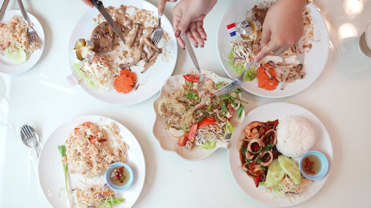 特写高角度拍摄女子手持叉子和勺子舀起大量食物。视频素材