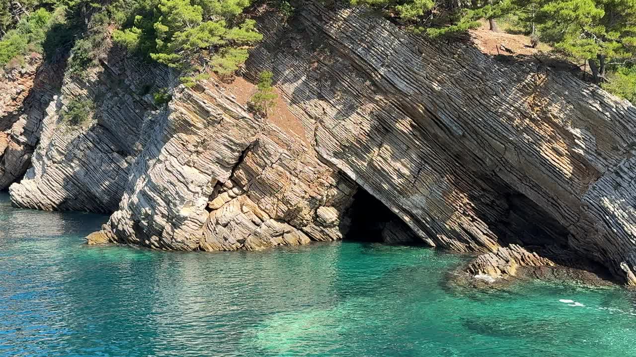 夏季地中海沿岸的绿松石海和海岸层状岩石。视频素材