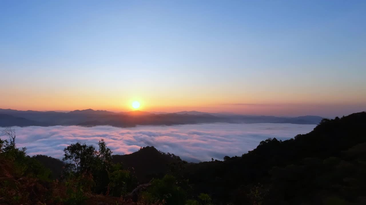 雾蒙蒙的日出在山上视频下载