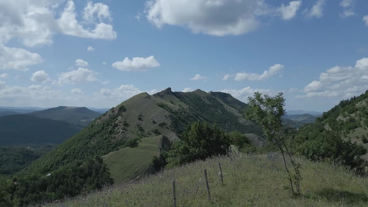 随着这段令人惊叹的无人机镜头，翱翔在雄伟的意大利山脉之上。从鸟瞰的角度欣赏崎岖的山峰，郁郁葱葱的山谷和原始的自然美景。Nerone视频素材