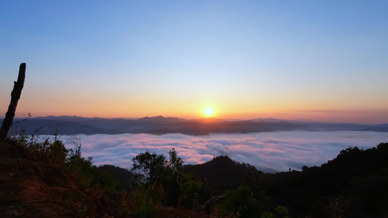 雾蒙蒙的日出在山上视频下载