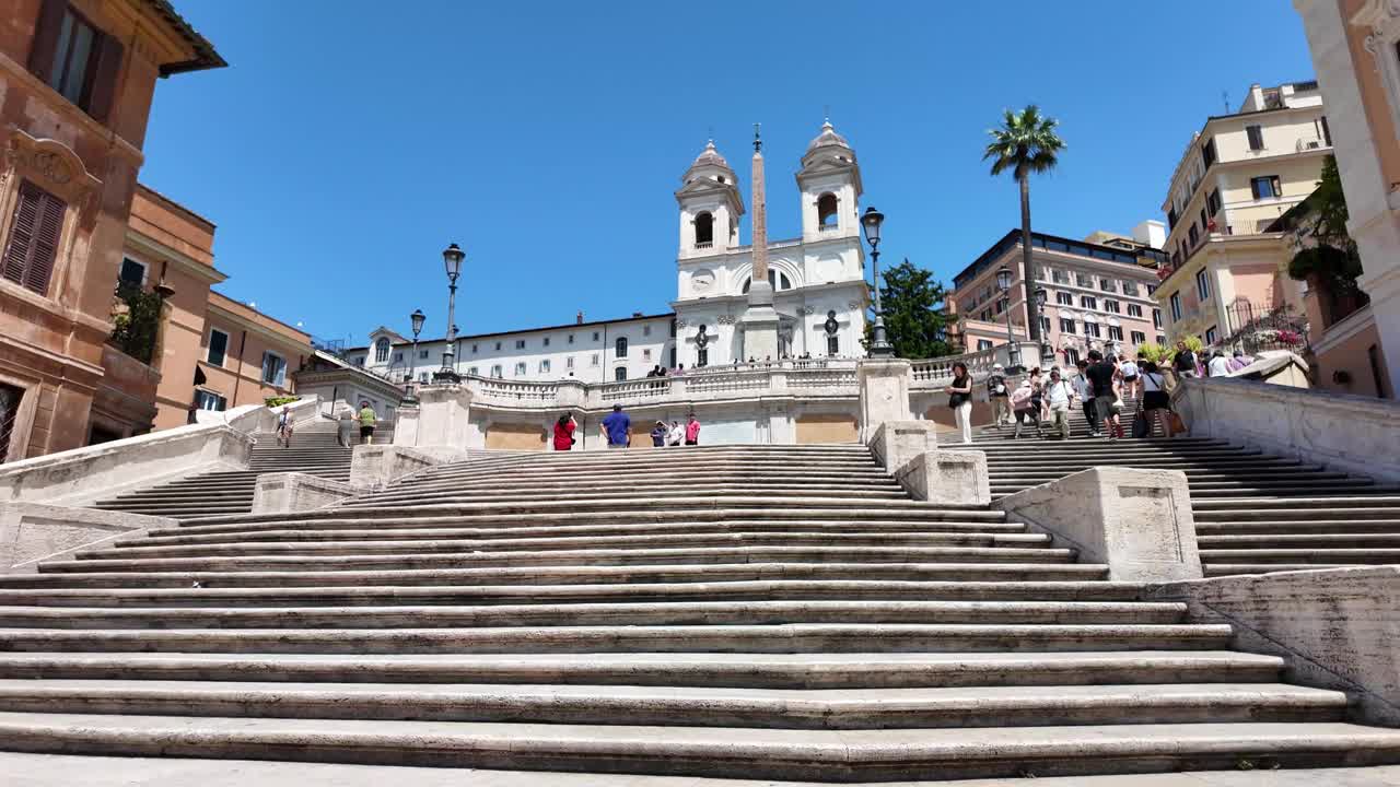 攀登西班牙广场的西班牙台阶，罗马，意大利视频下载
