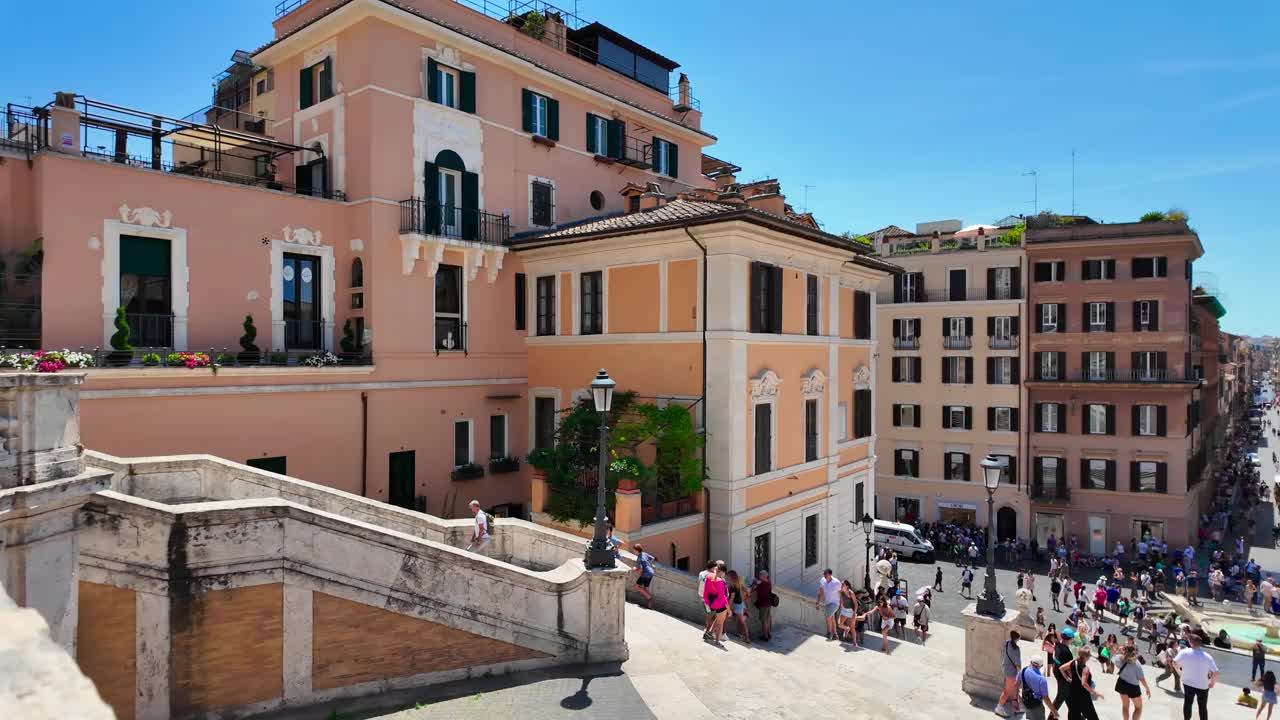 从西班牙广场的西班牙台阶俯瞰罗马，意大利，4K视频下载