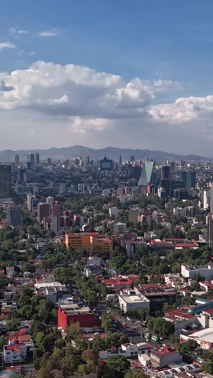 墨西哥城在阴天的垂直高空超俯摄影视频素材