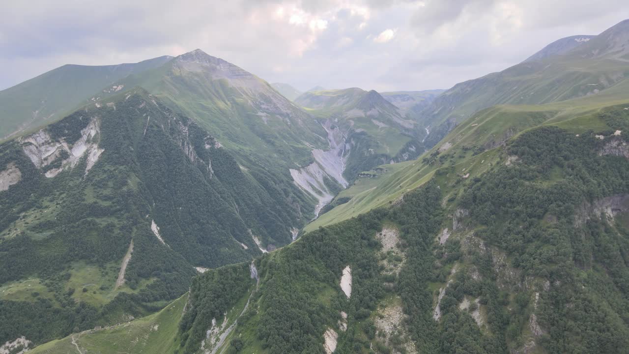 一个风景如画的山谷，郁郁葱葱，山峰崎岖视频素材