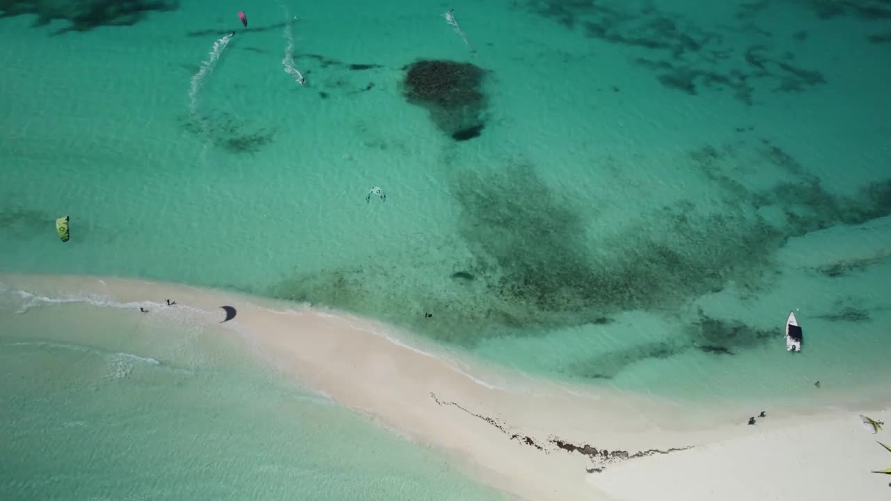 风筝冲浪者在卡约德阿瓜的沙地峡附近滑翔，鸟瞰图视频素材