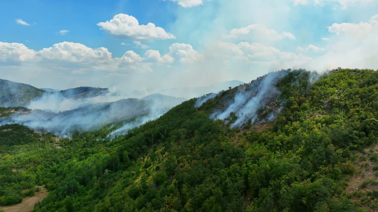 航拍:夏季热浪在地中海沿岸造成干旱和野火视频素材