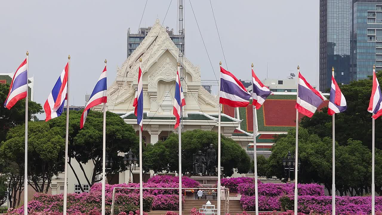 泰国曼谷朱拉隆功大学的泰国国旗。视频下载