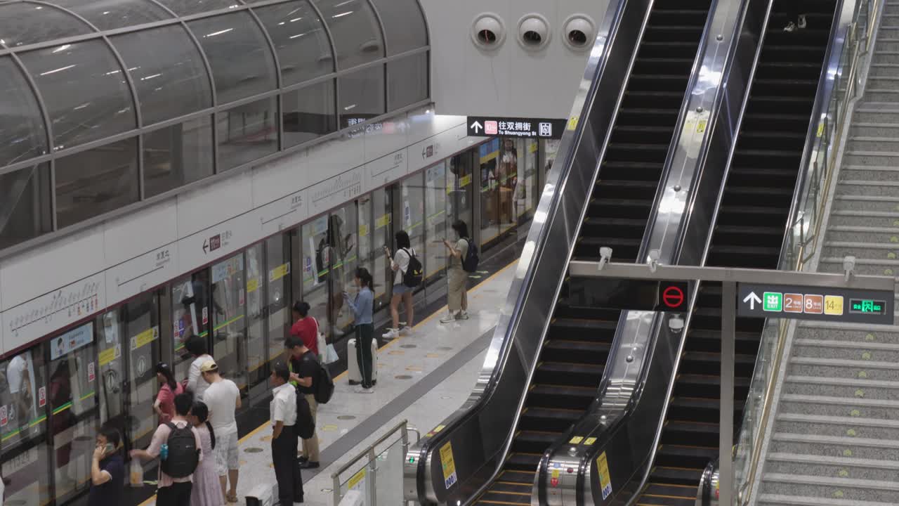 深圳港下北站繁忙的行人流量视频下载