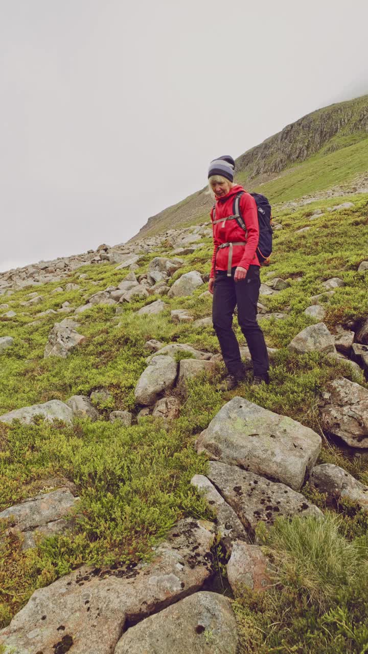 在苏格兰Cairngorms的Lairig Ghru徒步旅行的老年妇女视频素材