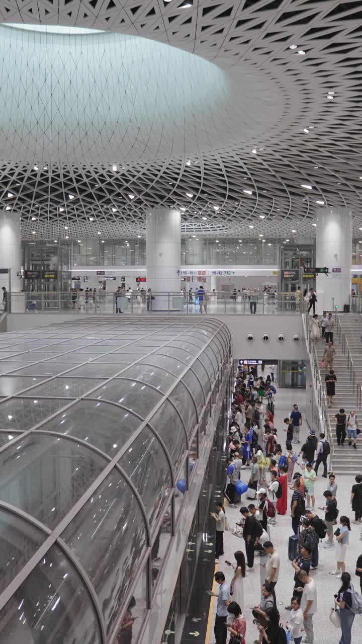 深圳港下北站繁忙的行人流量视频下载