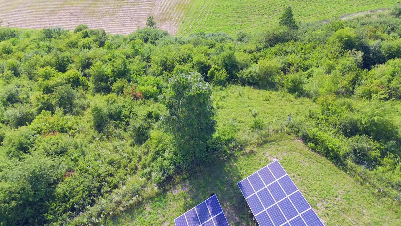 太阳能电池板农场(太阳能电池)的4K鸟瞰图。清洁生态电力。生产可再生能源的理念。光伏板从空中发电视频素材